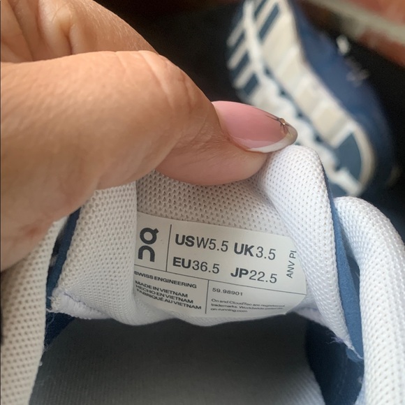 ON RUNNING Cloud 5 sneakers Size 5.5 - Picture 6 of 6